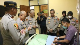 Tunjukkan Kepedulian, Kapolres Metro Jaktim Besuk Anggota yang Sakit di RS Polri.