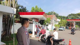 Pengendara Mobil Kabur Usai Isi BBM di Ciracas, Tinggalkan KTP sebagai Jaminan.