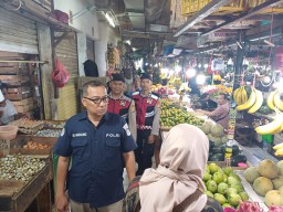 Polsek Matraman Lakukan Pemantauan Harga Sembako di Pasar Palmeriam, Harga Cabe Rawit Merah Tembus Rp100 Ribu/Kg.