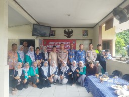 Jumat Curhat di RW 013 Jatinegara, Polres Metro Jaktim Ajak Warga Perkuat Kamtibmas dan Jauhi Narkoba.