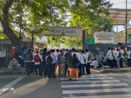Gerbang Sekolah SMK PGRI 24 Jakarta Kalideres Kembali Digembok Siswa Siswi Terlantar Tak Bisa Belajar.