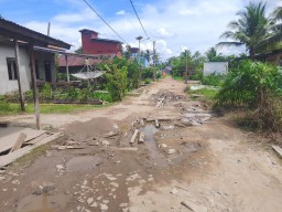 Jalan Padat Pemukiman Durian Sebatang Rusak Parah, Warga Tuntut Janji Pj Kades Akan Perbaiki Jalan