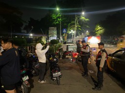Polsek Makasar Gelar Patroli Samapta Antisipasi Balap Liar dan Tawuran di Sekitar Masjid At-Tin.