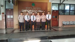 Senin Peduli", Polisi Sampaikan Pesan Anti Tawuran dan Narkoba di SMK Diponegoro 1 Rawamangun.