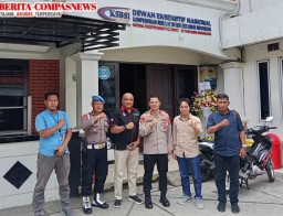 Kapolsek Jatinegara Sambangi Kantor KSBSI Cipinang Muara Jelang Peringatan May Day.