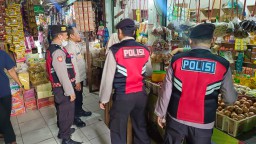 Polsek Matraman Pantau Harga Sembako di Pasar Palmeriem, Beberapa Komoditas Alami Kenaikan.