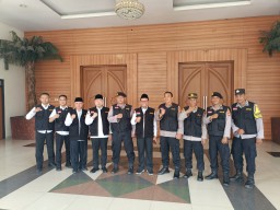 Polsek Makasar Lakukan Pengecekan Kesiapan Pemberangkatan Calon Jamaah Haji di Asrama Haji Pondok Gede.
