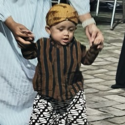 Gelar  Tedhak Siten ( Turun Tanah ) Moratta Arga Putra ke 2 Putra Dari Agus Setiawan dan Safira Yanuar Sinta