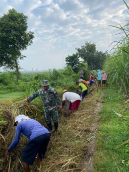 Babinsa Koramil 0809/23 Kunjang Kodim 0809/Kediri Gelar Karya Bakti Bersama Masyarakat