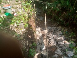Pemdes Parumasan Kerjakan Proyek TPT di Kampung Parumasan Pasir RT 004 RW 0O5 Menggunakan Dana Desa Tahap I Tahun 2025