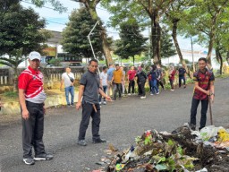 Lapas Narkotika Pamekasan Turun Tangan Bersihkan Lingkungan, Wujudkan Pemasyarakatan Bermanfaat Untuk Masyarakat