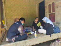 Tim Kesehatan Puskesmas Cimanggu Tangani Pasien Tumor Kampung Ciakar Desa Rancapinang Kecamatan Cimanggu