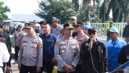 Ribuan Buruh di Jakarta Timur Rayakan May Day 2025, Polisi Lakukan Pengamanan Ketat.