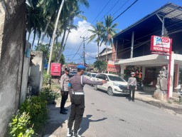 Jelang Hari Raya Kuningan, Personil Polsek Nusa Penida Laksanakan Pengaturan Lalu Lintas Pagi