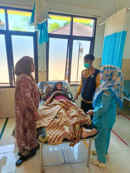 Tim Kesehatan Kedaruratan Puskesmas Cimanggu Merujuk Pasien Tumor Asal Desa Rancapinang Kecamatan Cimanggu