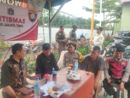 Polsek Matraman Gelar Ngopi Kamtibmas Bareng Warga Palmeriam di Pasar Tradisional.