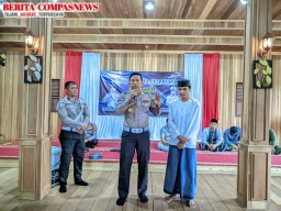 Police Goes To Pesantren: Satlantas Polres Sampang Edukasi Santri Tentang Keselamatan Berlalu Lintas