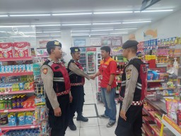 Polsek Matraman Lakukan Patroli Dialogis di Alfamart, Sampaikan Pesan Kamtibmas.