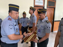 Momentum Tingkatkan Dedikasi, Kalapas Singaraja Lantik Enam Pegawai Lapas Kenaikan Pangkat