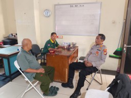 Kanit Binmas Polsek Jatinegara Sambangi Sekretariat RW 09 Rusun Jatinegara Barat, Tegaskan Pentingnya Waspada Guantibmas.