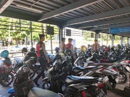 Cegah Curanmor, Polres Bandara Ngurah Rai Sisir Area Parkir