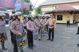 Tingkatkan Kemampuan Personel, Polres Pelabuhan Tanjung Priok Gelar Latihan Dalmas dan Pemadaman Api