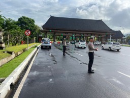 Polres Bandara Ngurah Rai Laksanakan Pengaturan Lalu Lintas di Pagi Hari