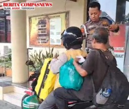 Polisi Bantu Kakek yang Kehabisan Ongkoss pulang ke Serang.