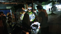 Gelar Razia Motor, Polres Bangkalan Berikan Apresiasi Kepada Pengendara Taat Berlalu Lintas
