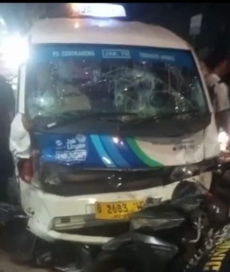 Diduga Ugal-ugalan, Sopir Angkot Tabrak 5 Pengendara Motor di Cengkareng.