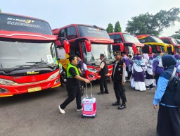 Polsek Makasar Amankan Keberangkatan 393 Calon Jamaah Haji Kloter 27 dari Asrama Haji Pondok Gede.