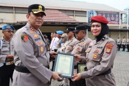 Kapolres Tanjung Priok Pimpin Upacara Kenaikan Pangkat dan Penghargaan: Apresiasi untuk Pengabdian dan Sinergi dengan Masyarakat"