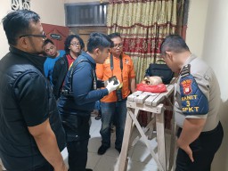 Diduga Tengkorak Manusia Ditemukan di Plafon Dapur Rumah Kosong di Duren Sawit.