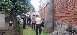 Polsek Cipayung Cek TKP Pedagang Liar Masuk TMII Lewat Pagar, Sempat Timbulkan Ketegangan.