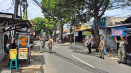 Polsek Kramatjati Tertibkan 29 Atribut Bendera Ormas, Pastikan Ruang Publik Bebas dari Simbol Provokatif.