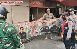 Tiga Pilar Kecamatan Pulogadun Gelar Operasi Penertiban Atribut Organisasi kemasyarakatan (ormas) di sejumlah titik strategis wilayah