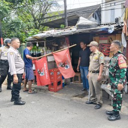 Tiga Pilar Tertibkan Atribut Ormas di Wilayah Pulogadung.