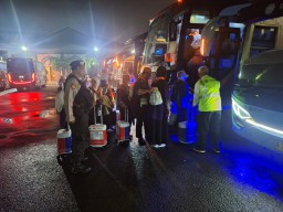 Polsek Makasar Kawal Keberangkatan Calon Jamaah Haji Kloter 34 dari Asrama Haji Pondok Gede.