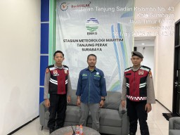 Antisipasi Cuaca Ekstrem, Unit Patroli Kota Presisi Polres Pelabuhan Tanjung Perak Koordinasi Dengan BMKG