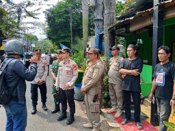 Tiga Pilar Jatinegara Tertibkan Bangunan Liar di Atas Fasilitas Umum.