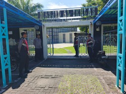 Giat Sholat Jumat, Polres Bandara Ngurah Rai Lakukan Pengamanan