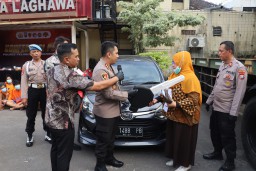 Kapolres Pelabuhan Tanjung Perak AKBP Wahyu Hidayat Kembalikan Kendaraan Hasil Kejahatan kepada Pemilik