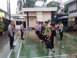 Polsek Cakung Gelar Pembinaan Anak Terduga Tawuran, Tekankan Disiplin dan Nilai Kebangsaan