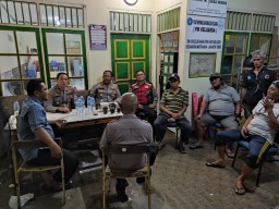 Kapolsek Matraman Gelar Patroli Dini Hari Antisipasi Tawuran, Sampaikan Pesan Kamtibmas kepada Warga