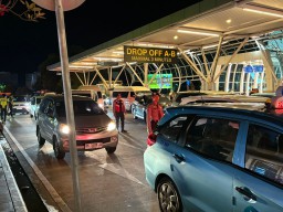 Cegah Penumpukan Kendaraan, Polres Bandara Ngurah Rai Kerahkan Personel Atur Lalu Lintas