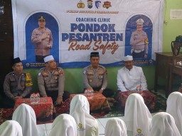 Polres Pelabuhan Tanjung Perak Gelar Coaching Clinic "Pondok Pesantren Road Safety" di Ponpes Miftahul Ulum