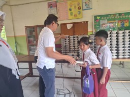 Polsek Pasar Rebo Monitoring Program Makanan Bergizi Gratis untuk Ribuan Siswa di Sekolah.