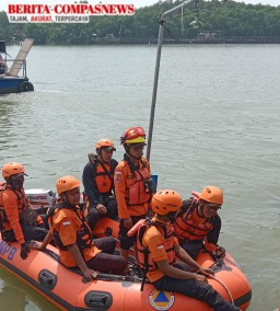 Korban Hilang di Sungai, Tim SAR dan Masyarakat Setempat Lakukan Pencarian