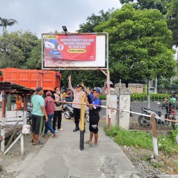 Polisi dan Warga Pasang Spanduk Imbauan di Perlintasan Kereta Api Penggilingan