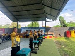 Personil Polres Bandara Ngurah Rai Ikuti Latihan Menembak di Lapangan Bhayangkara